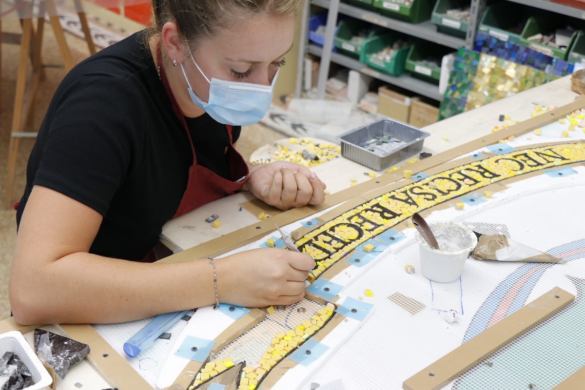creation of the mosaic coat of arms in the workshops of the School