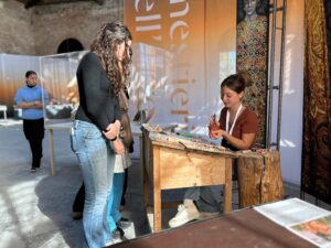 visitatori nello spazio dedicato alla Scuola Mosaicisti del Friuli