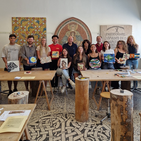 Corregionali con le loro opere a mosaico